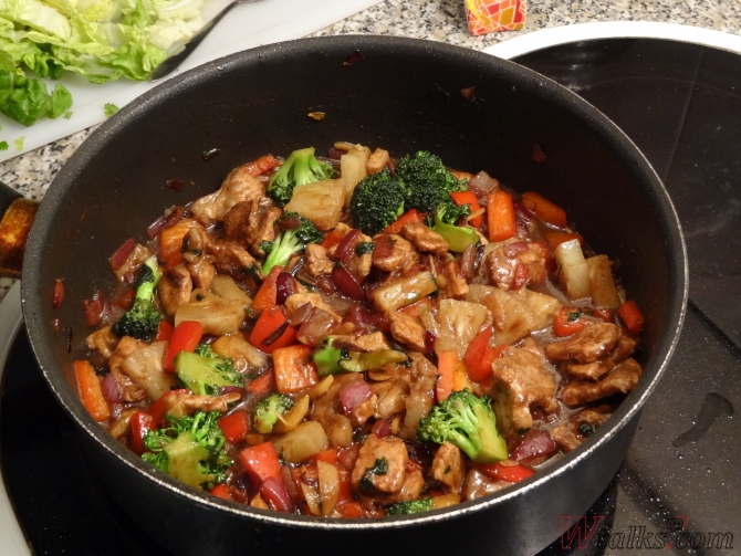 Рецепт тушеной свинины с овощами. Свинина с овощами на сковороде. Говядина с овощами на сковороде. Мясо с овощами на сковороде свинина. Сковородка со свининой и овощами.