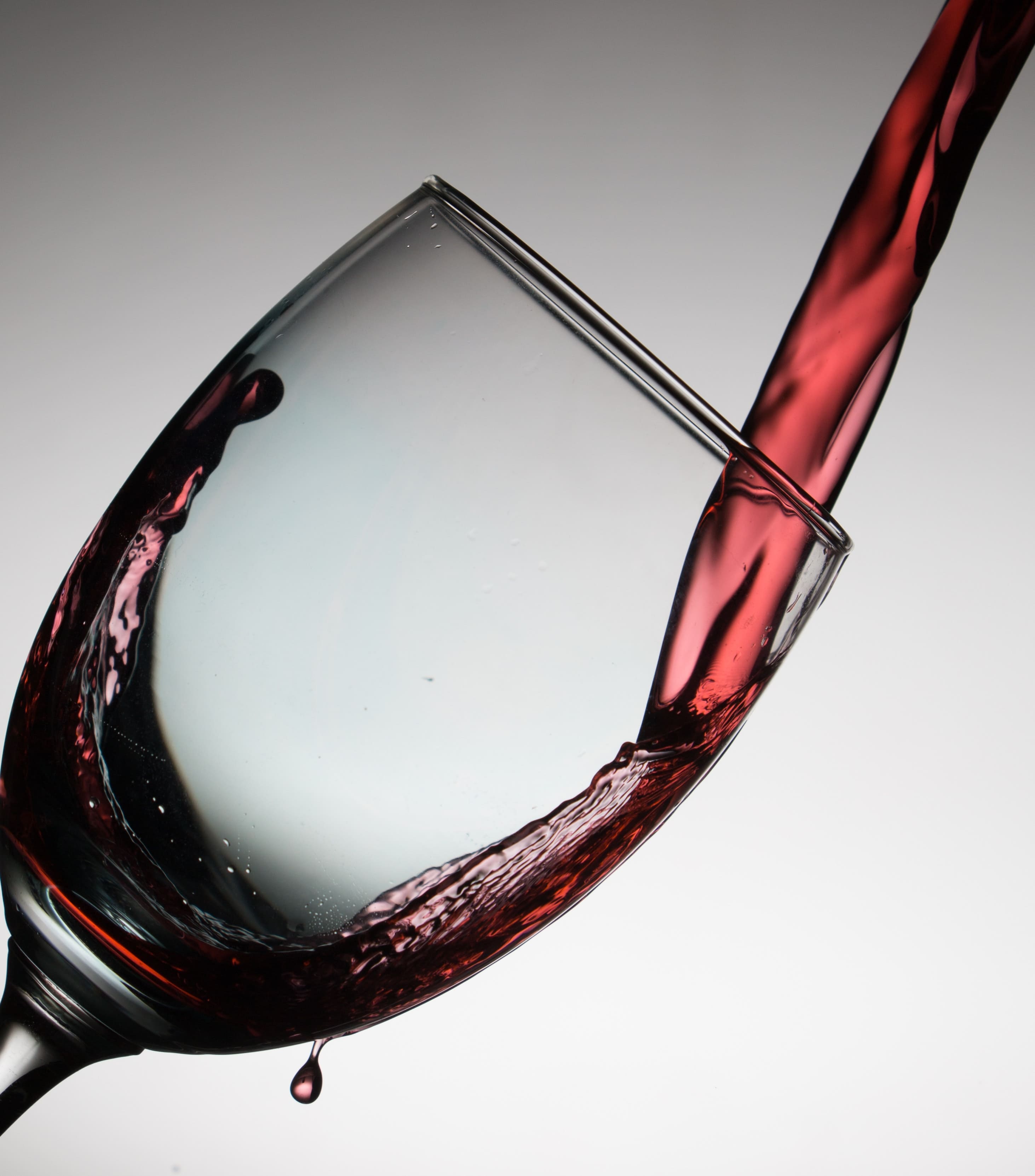 Наливают вино в бокал