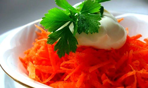 Салат из моркови со сметаной