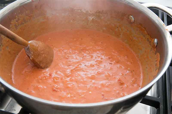 Четвертая фотография к инструкции по приготовлению рецепта Паста с креветками в томатном соусе
