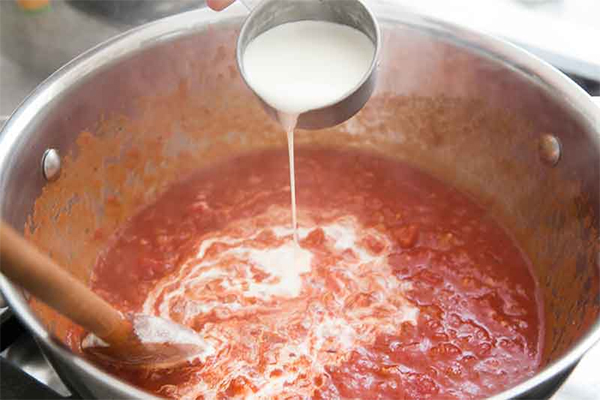 Третья фотография к инструкции по приготовлению рецепта Паста с креветками в томатном соусе