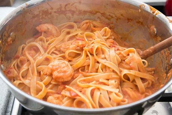 Седьмая фотография к инструкции по приготовлению рецепта Паста с креветками в томатном соусе