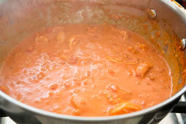 Шестая фотография к инструкции по приготовлению рецепта Паста с креветками в томатном соусе