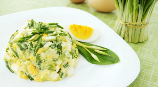 Классический яичный салат с зелёным луком 