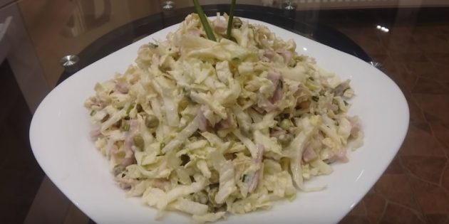 салаты из свежей капусты: Салат с капустой, колбасой и зелёным горошком