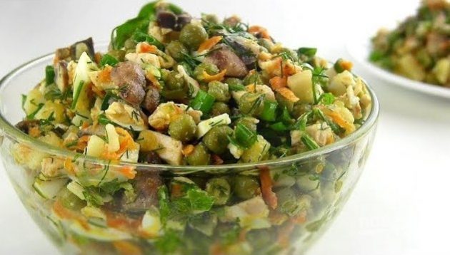 Салат с зелёным горошком, курицей, грибами и картошкой
