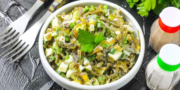 Салат из морской капусты с грибами и оливками