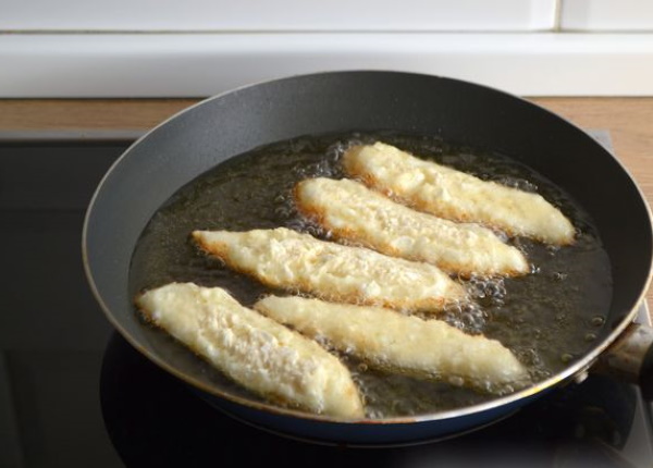 Творожные палочки жареные на сковороде. Рецепт с манкой, сыром, кунжутом, карамелью, начинкой