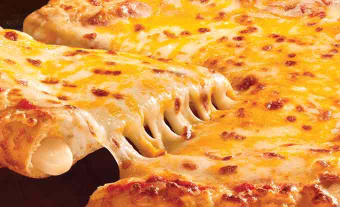 Пицца с наполненными сыром бортиками