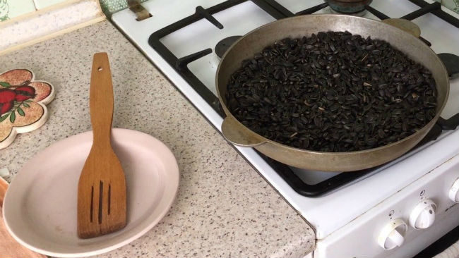 Поджаривание сырых семечек подсолнечника на сковородке в домашних условиях