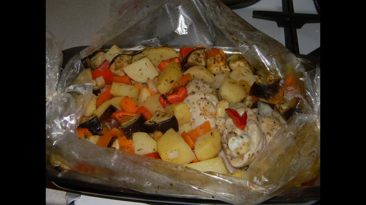 Овощи в рукаве для запекания с курицей. Курица с овощами в духовке в рукаве. Курица с овощами в рукаве для запекания. Мясо с овощами в рукаве в духовке. Курица запечённая с овощами в рукаве.