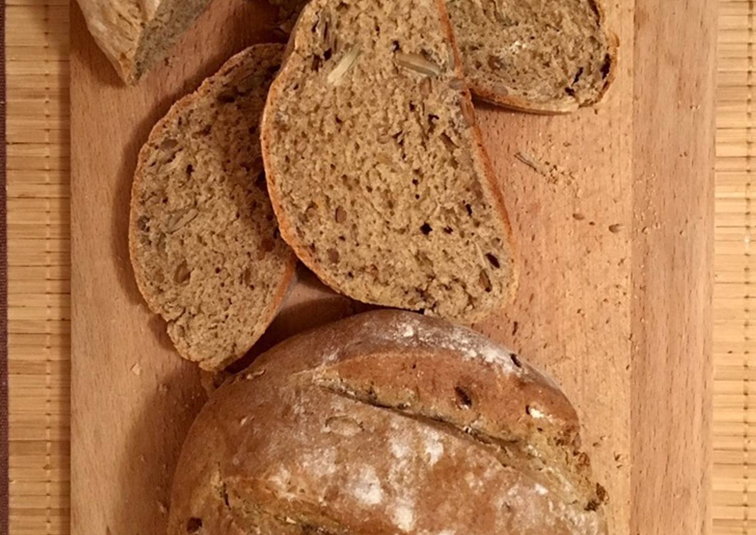 Хлеб из цельнозерновой муки рецепт без дрожжей. Ржаной хлеб. Бездрожжевой хлеб на кефире. Кефир и ржаной хлеб. Хлеб из цельнощерноаой муки без дроддей.