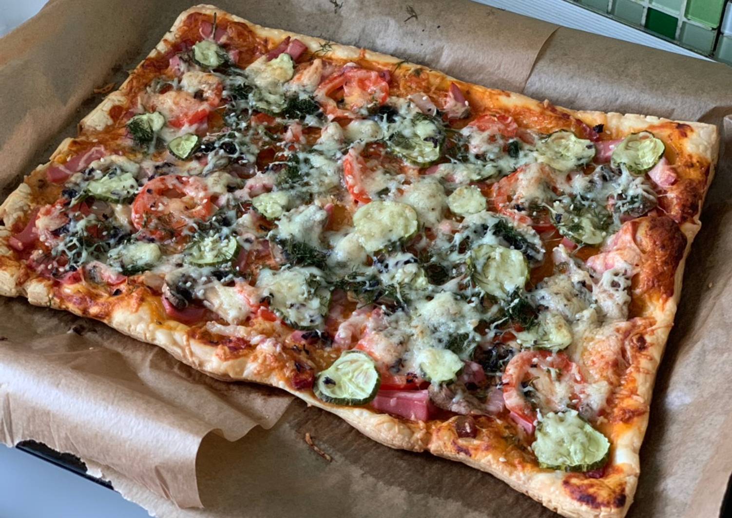 пицца со слоеным тестом в духовке рецепт с колбасой и сыром и помидорами и грибами фото 96