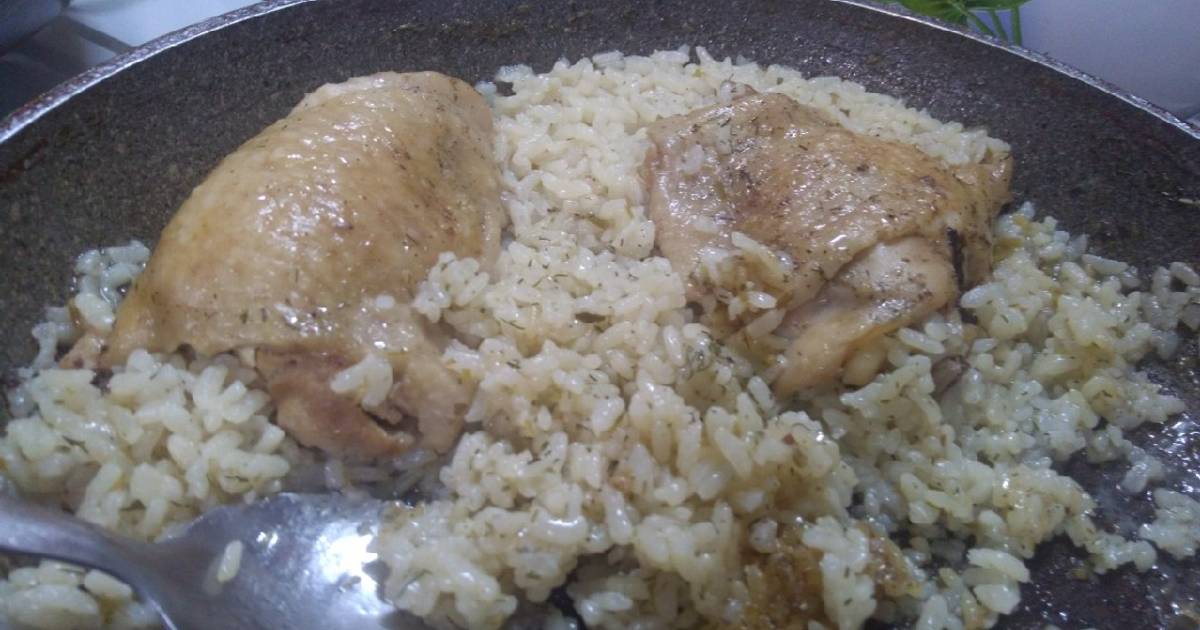 Вареная рис курам. Жареная курица с отварным рисом. Куры отварные с рисом. Вареная курица с рисом. Куриные бедрышки и рисом.