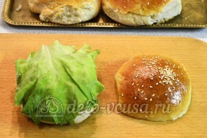 Домашний чизбургер: Добавила лист салата