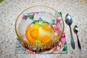 Блинчики с джемом: Соединить яйца с сахаром и солью