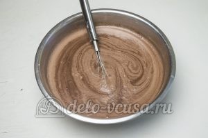 Шоколадный пудинг: Добавить молоко и сливки