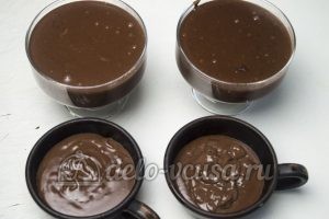 Шоколадный пудинг: Разлить пудинг в порционное стаканчики