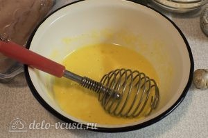 Филе горбуши в кляре: Взбиваем яйцо с кефиром