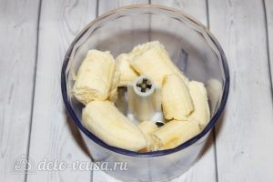 Банановые оладьи: Положить банан в блендер