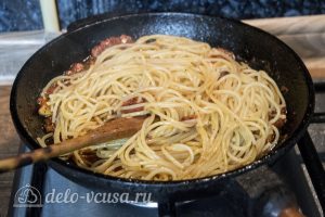 Спагетти с томатным соусом Маринара: Добавить пасту к соусу
