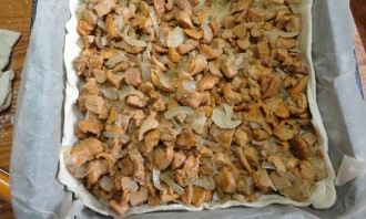 Пирог с грибами из слоеного бездрожжевого теста - фото шаг 7