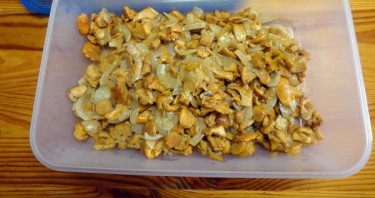 Пирог с грибами из слоеного бездрожжевого теста - фото шаг 3