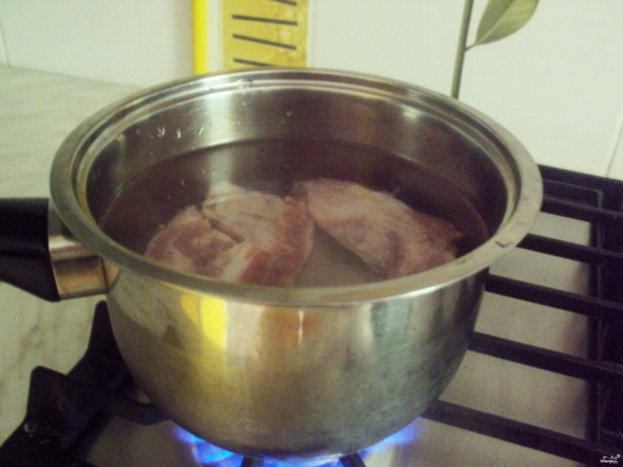 Мясо в кипящую или холодную воду. Мясо варится в кастрюле. Говядина в кастрюле. Варка мяса. Мясо кипит.