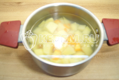 Овощи сложить в кастрюлю и залить водой, варить до готовности.