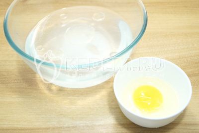 В миске с водой развести ¼ ч. ложки соли и добавить 2 ст. ложки растительного масла, развести яйцо в миске.