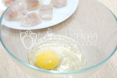 1 яйцо разбить в миску, добавить 1 щепотку соли.