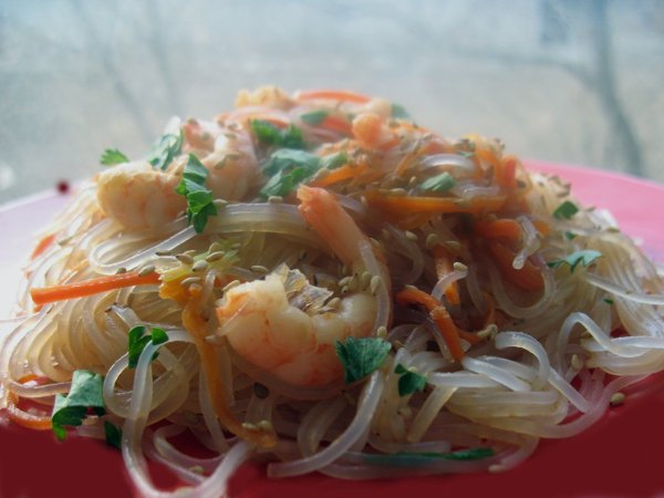 Азиатский салат из фунчозы с креветками