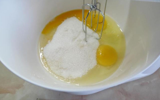 Взбить миксером яйца с сахаром