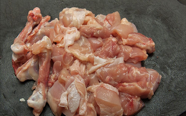 Куриное мясо отделить от кости, нарезать небольшими кусочками