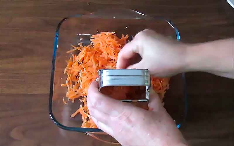 Трем морковь в форму для запекания