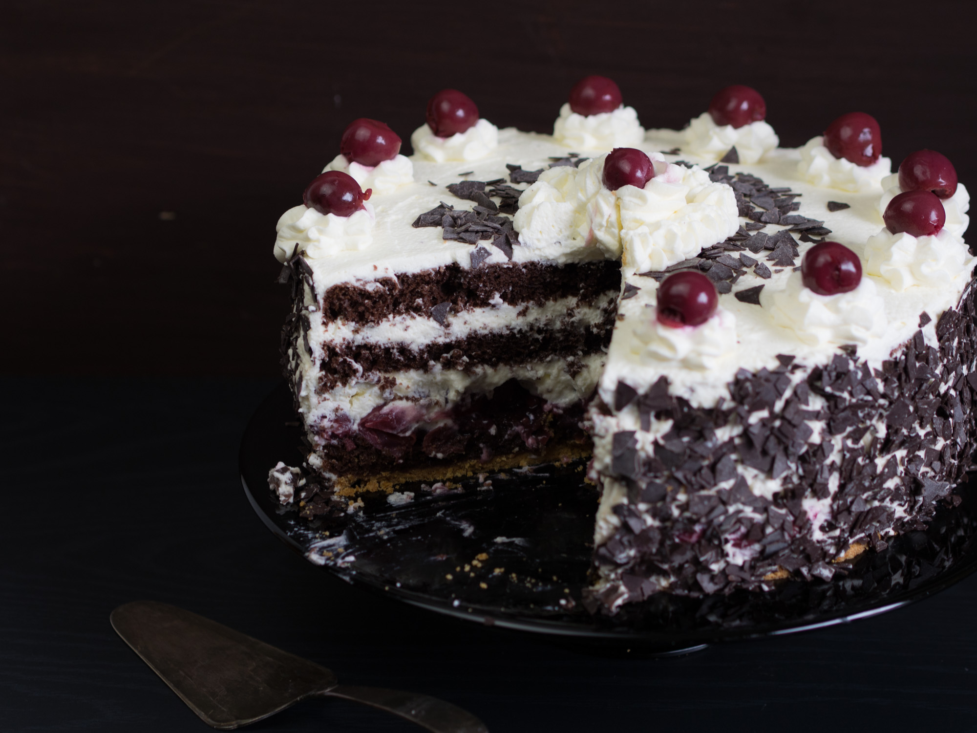 Торт черный лес классический с вишней рецепт. Шварцвальдский торт чёрный лес. Шварцвальдский вишневый торт Schwarzwälder Kirschtorte. Торт черный лес Шварцвальдский торт. Немецкий торт Шварцвальд.