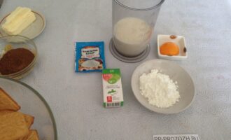 Шаг 2: Для крема приготовьте ванильный пудинг самостоятельно. Для этого разделите 500 мл молока пополам. Одну часть молока доведите до кипения на медленном огне.
В другую часть добавьте крахмал, заменитель сахара, ванильный сахар, желток.