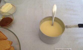 Шаг 3: Взбейте массу и влейте в кипящее молоко. Готовьте, помешивая, до загустения. Отправьте пудинг остывать.