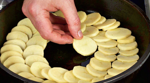 выкладываем картофель 