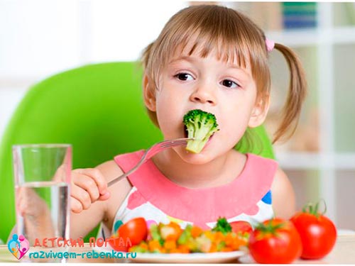 Ребенок кушает овощи после отравления