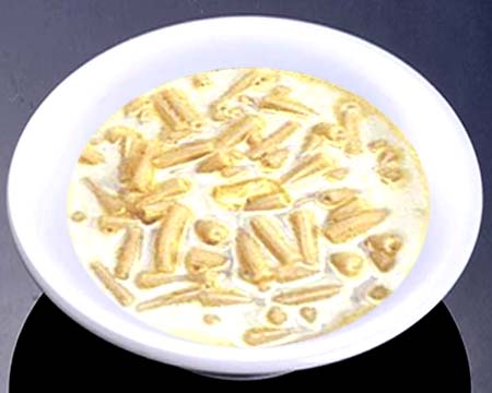 Молочный суп с макаронами в тарелке
