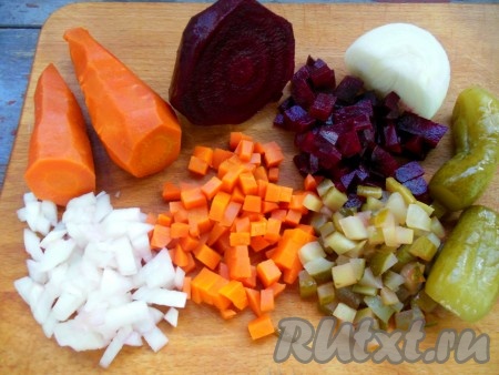 Свеклу, морковь, огурцы и лук нарежьте на небольшие кубики.
