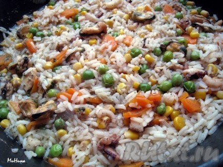 Через 15-20 минут рис с морепродуктами будет готов.