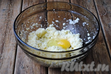 С помощью миксера взбить масло с сахаром до однородной пышной массы. Затем начать по одному добавлять яйца.
