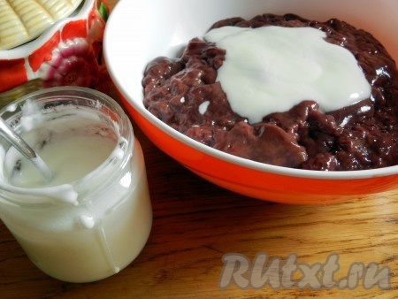 Сложить печень в миску и залить йогуртом (или кефиром) и оставить на 30 минут.
