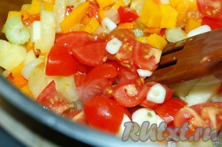 Через 5 минут после добавления цуккини отправляем к овощам порезанные чеснок и помидоры.