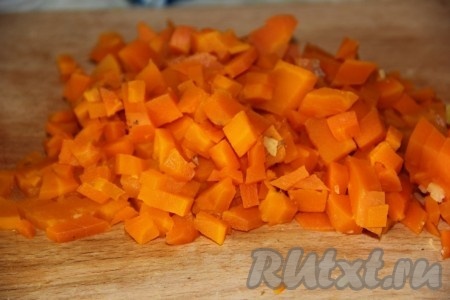 Морковку режем кубиками.