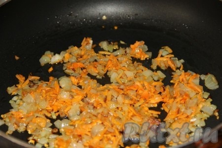 Тем временем на разогретой сковороде на растительном масле обжариваем, иногда помешивая, мелко нарезанный лук и натертую морковь до мягкости. 
