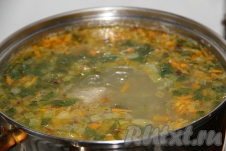 В самом конце отправляем в суп обжаренные морковь и лук, нарезанную зелень, доводим наш суп до кипения и выключаем.
