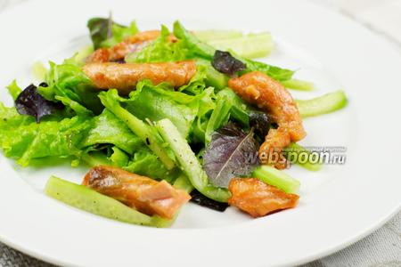 Фото рецепта Зелёный салат с горячей сёмгой